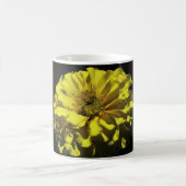 tasse de café avec la fleur jaune (Centre)