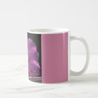 tasse de café avec la fleur pourpre