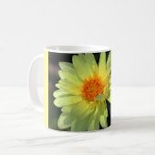 tasse de café avec la fleur sauvage jaune (Devant gauche)