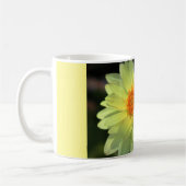 tasse de café avec la fleur sauvage jaune (Gauche)