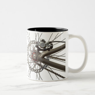Tasse de café avec la roue de dos de bicyclette