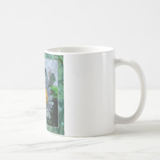 Tasse de café avec l'abeille et la fleur