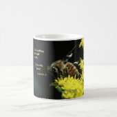 Tasse de café avec l'abeille et le scripture. de (Centre)