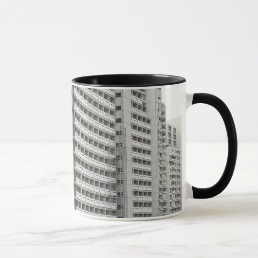 Tasse de café avec l'architecture moderne (Droite)