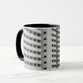 Tasse de café avec l'architecture moderne (Devant gauche)