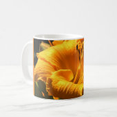 tasse de café avec le lis jaune (Devant gauche)