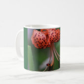 tasse de café avec le lis repéré par orange (Devant gauche)