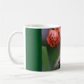 tasse de café avec le lis repéré par orange (Gauche)