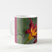 tasse de café avec le lis rouge et jaune (Devant gauche)