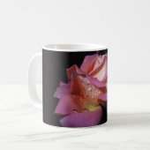 tasse de café avec le rose de rose (Devant gauche)