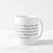 Tasse de café avec l'écriture de diem de carpe d'A (Devant droit)