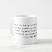 Tasse de café avec l'écriture de diem de carpe d'A (Devant gauche)