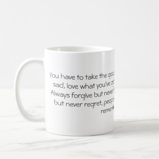 Tasse de café avec l'écriture de diem de carpe d'A (Gauche)
