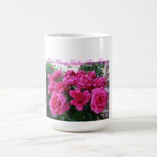 Tasse de café avec les roses roses
