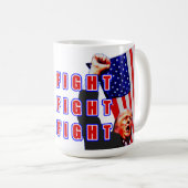 Tasse de café avec l'image de Trump "COMBATTRE LA  (Devant droit)