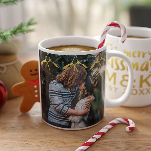 Tasse de café avec monogramme de couple et gui