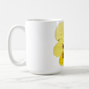 Tasse de café avec photo de fleur de pensée jaune