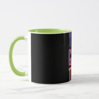 Tasse de café avec typographie colorée motivante