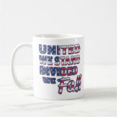 Tasse de café avec typographie "United We Stand" (Gauche)