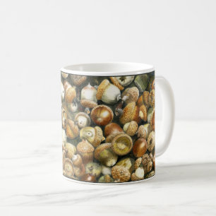 Tasse de café avec un champ des glands tombés