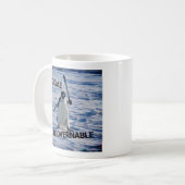Tasse de café avec un mème de pingouin drôle – “De (Devant gauche)