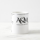 Tasse de café classique à monogramme de mariage (Centre)