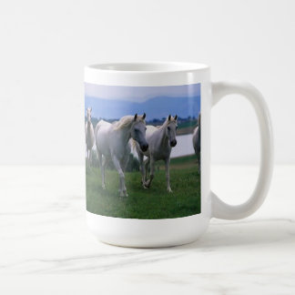 Tasse de café de chevaux blancs