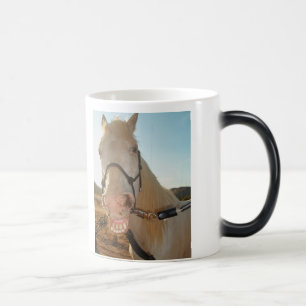 Tasse de café de disparaition de sourire de cheva