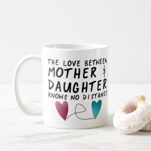 Tasse de café de distance de fille de mère