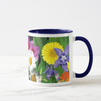 Tasse de café de fleurs sauvages