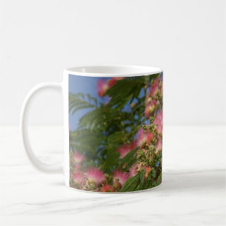 Tasse de café de photo d'arbre de mimosa
