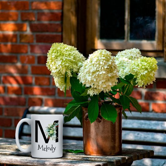 Tasse de café de retraite avec monogramme de fleur