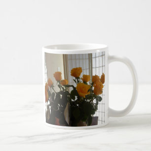 Tasse de café de roses jaunes