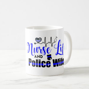 Tasse de café d'épouse de la vie et de police
