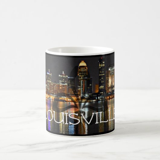 Tasse de café d'horizon de Louisville avec Fleur (Centre)