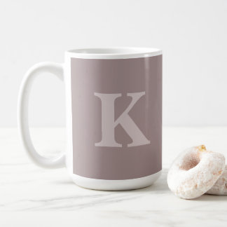 Tasse de café et de thé confortable à initiale per