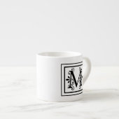 Tasse de café express de monogramme de la lettre M (Devant droit)