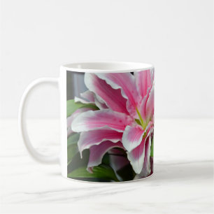 Tasse de café florale de lis rose d'astronome