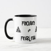 Tasse de café focalisée et courageuse (Gauche)
