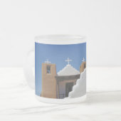 Tasse de café givrée par église de pueblo de Taos (Devant gauche)
