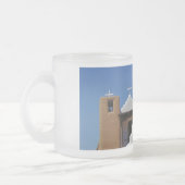 Tasse de café givrée par église de pueblo de Taos (Gauche)