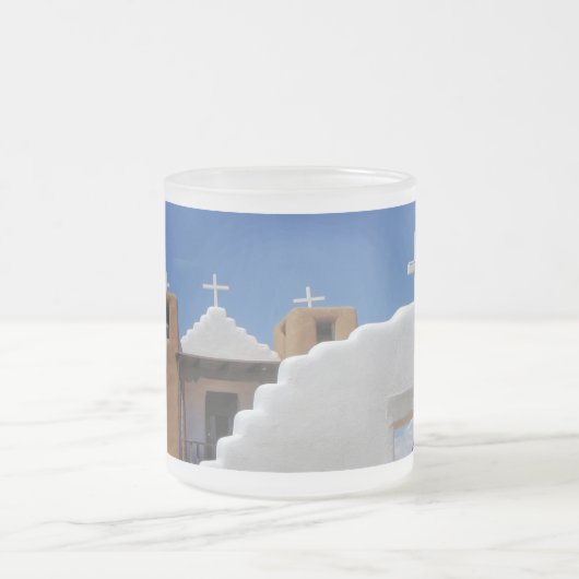 Tasse de café givrée par église de pueblo de Taos (Centre)