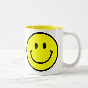 Tasse de café heureuse de visage