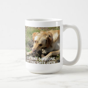 Tasse de café jaune de laboratoire