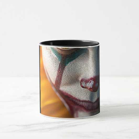 Tasse de café noire avec visage de monstre effraya (Centre)