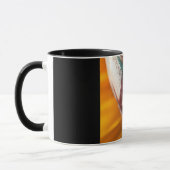 Tasse de café noire avec visage de monstre effraya (Gauche)