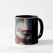 Tasse de café noire avec visage de monstre effraya (Devant droit)