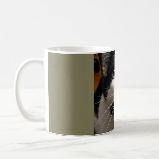 Tasse de café noire et blanche de chat (Gauche)