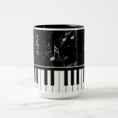Tasse de café noire et blanche de musique de piano (Centre)