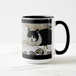 Tasse de café noire et blanche précieuse de Milo